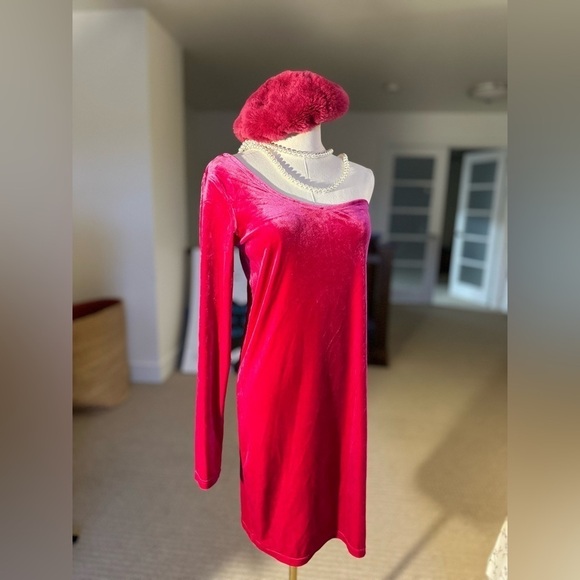 TWiK  one Shoulder
Velvet Bodycon Dress - Picture 12 of 13